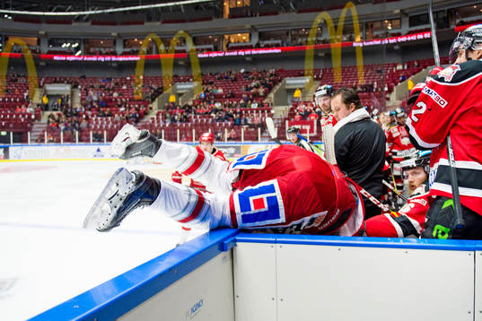 Timrås Andreas Molinder tacklas in i Malmö Redhawks bås