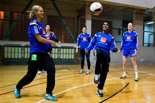 Sveriges Louise Sand (m) spelar fotboll med målvakterna