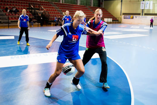 Sveriges Ulrika Ågren och målvakt Johanna Bundsen spelar