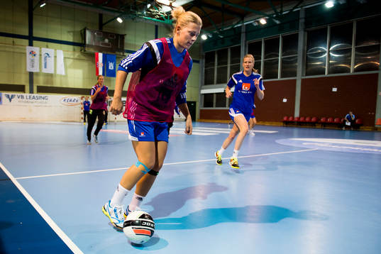 Sveriges Nathalie Hagman spelar fotboll
