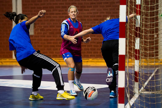 Sveriges Nathalie Hagman (m) spelar fotboll
