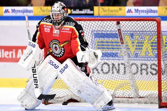 Luleås målvakt Daniel Larsson på uppvärmningen