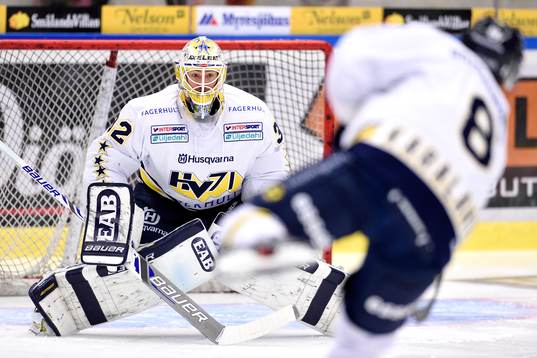 s målvakt Gustaf Wesslau på uppvärmningen