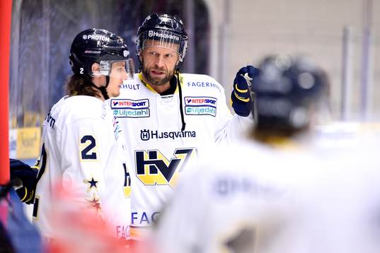 s Jere Karalahti(h) pratar med Kristofer Berglund(v) på