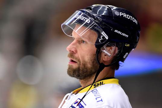 s Jere Karalahti på uppvärmningen