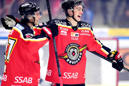 Luleås Daniel Zaar gör 1-0 och jublar med Johan Forsberg