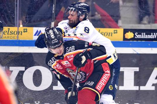 s Jere Karalahti tacklar Luleås Johan Forsberg