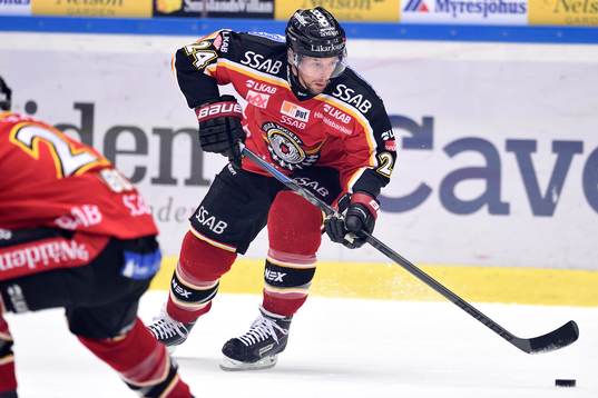 Luleås Cam Abbott med pucken