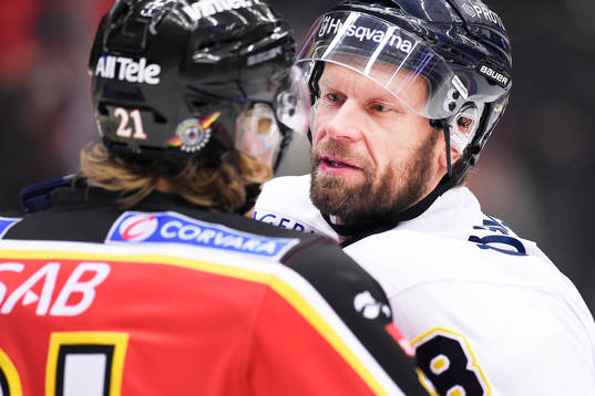 s Jere Karalahti hamnar i bråk med Luleås Emil Sylvegård