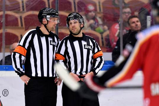 Domarna Mikael Nord(v) och Marcus Linde(h) hade mycket att