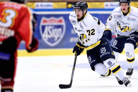 s Patrik Carlsson med pucken