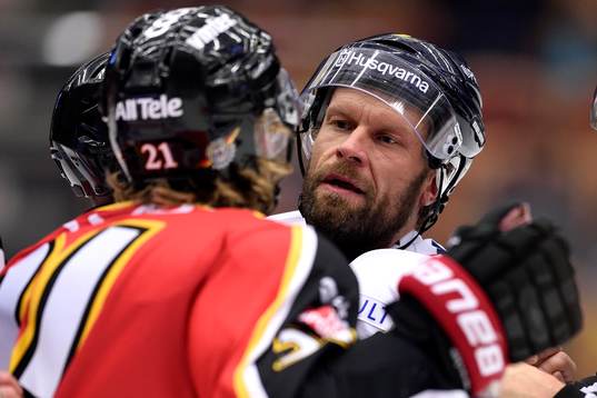 s Jere Karalahti och Luleås Emil Sylvegård hanar i bråk
