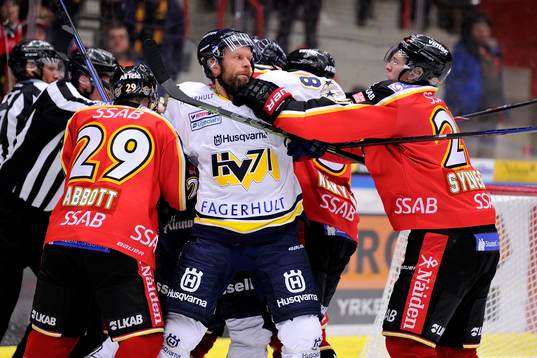 s Jere Karalahti och Luleås Emil Sylvegård hamnar i bråk