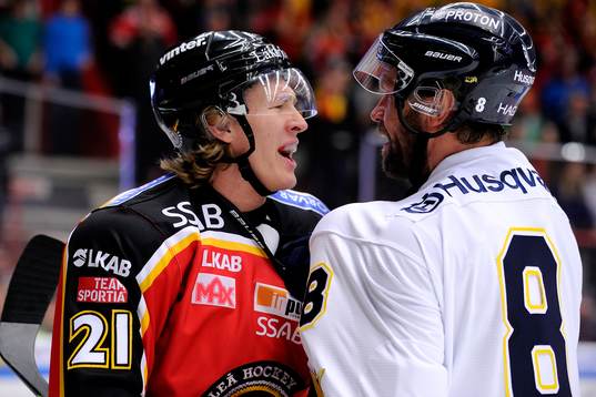 s Jere Karalahti och Luleås Emil Sylvegård hamnar i bråk