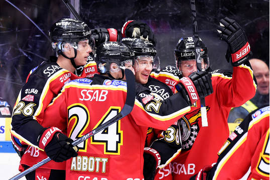 Luleås Peter Cehlarik (längst till vänster) gör 4-2 och