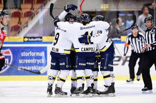 s Teemu Laine gör mål och jublar med sina lagkamrater