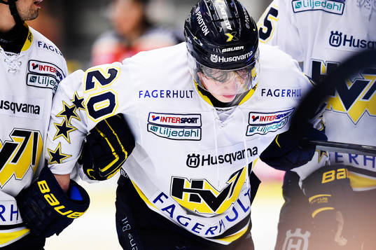 s Lawrence Pilut får hjälp att komma upp på benen