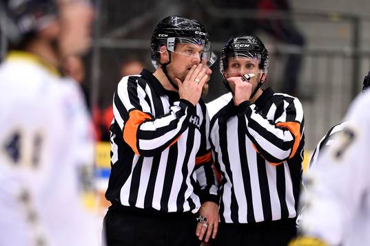 Domarna Mikael Nord(v) och Marcus Linde(h) pratar