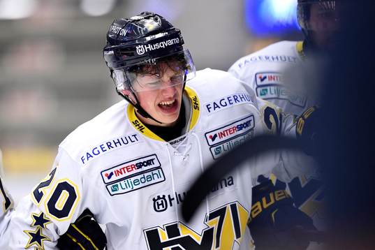 s Lawrence Pilut får hjälp av isen