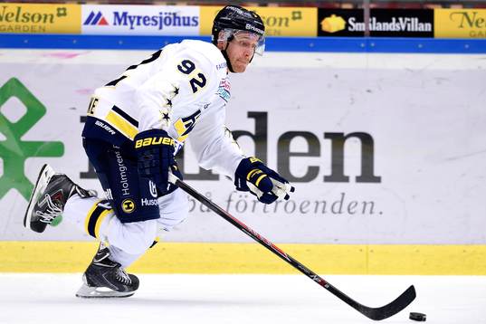 s Teemu Laine med pucken