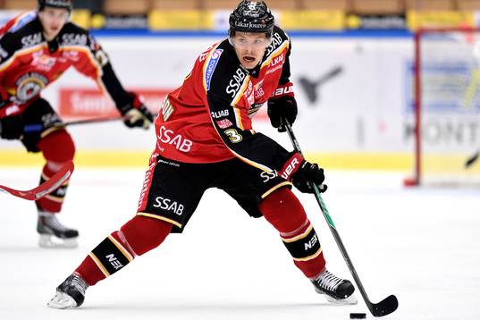 Luleås Markus Oscarsson med pucken