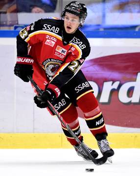 Luleås Lucas Wallmark med pucken