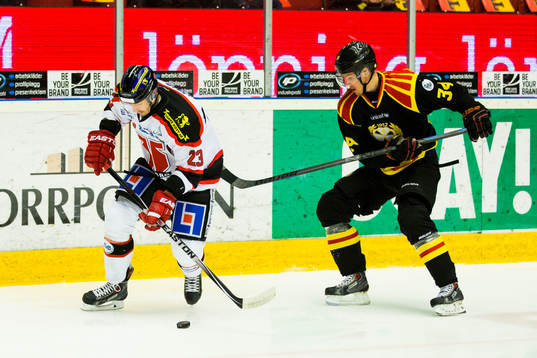 Örebros Tomas Skogs jagas av Brynäs Daniel Brodin