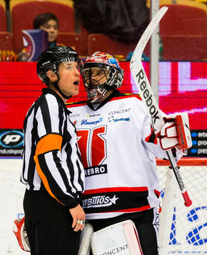 Domare Tobias Björk i samtal med Örebros målvakt Julius