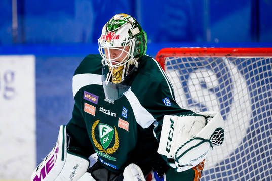 Färjestads målvakt Fredrik Pettersson Wentzel värmer upp