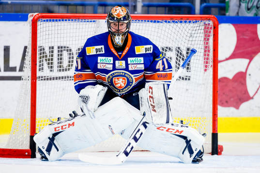 Växjös målvakt Cristopher Nihlstorp värmer upp