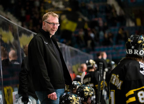 s tränare Peter Nordström ser glad ut