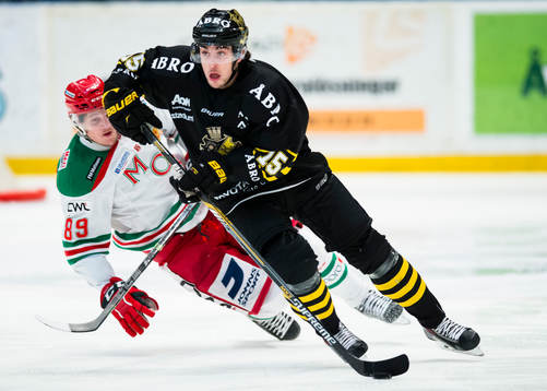 s Jonathan Andersson tar sig förbi Moras Patrik Karlkvist