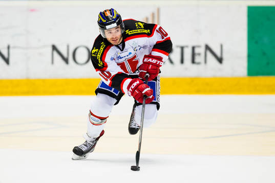 Örebros Derek Ryan med pucken