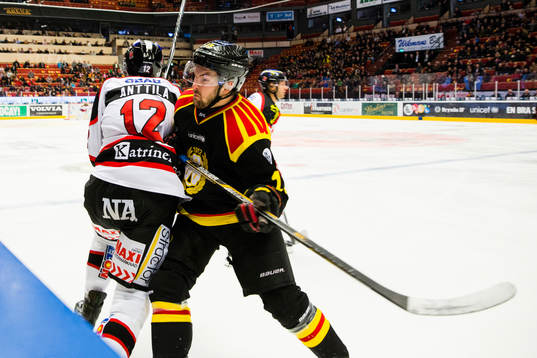Örebros Marko Anttila tackas av Brynäs Simon Bertilsson