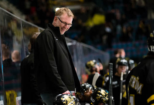 s tränare Peter Nordström ser glad ut
