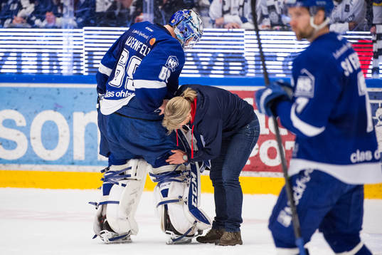 Leksands målvakt Oscar Alsenfelt undersöks av Leksands