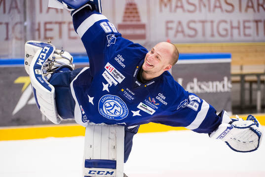 Leksands målvakt Oscar Alsenfelt jublar