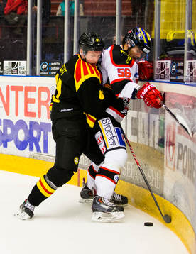 Brynäs Greg Scott och Örebros Johan Wiklander i kamp om
