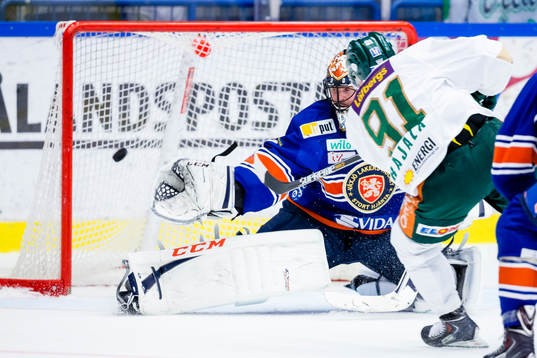 Färjestads Toni Rajala gör 0-2 målet bakom Växjös
