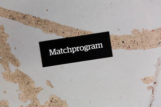 Ett matchprogram ligger slängt på golvet
