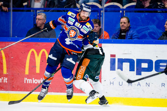 Växjös Noah Welch tacklar Färjestads Joachim Rohdin