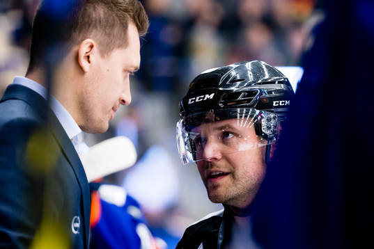Växjös tränare Sam Hallam pratar med Linjedomare Ludvig