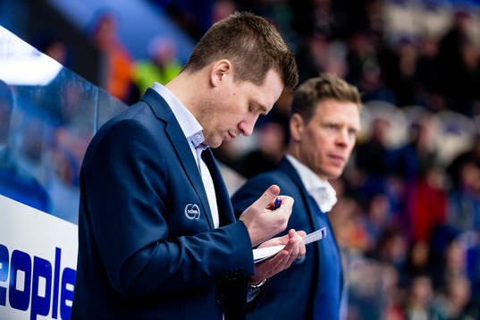 Växjös tränare Sam Hallam skriver