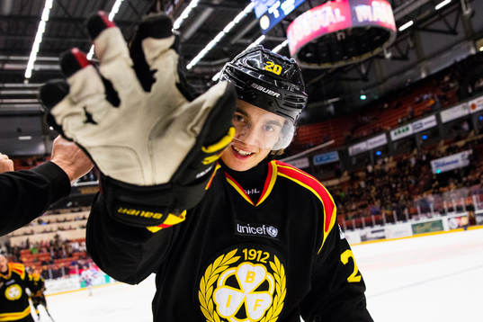 Brynäs Adam Brodecki jublar