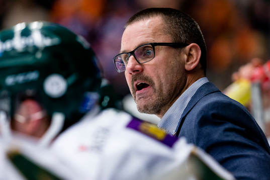 Färjestads Färjestads tränare Tommy Samuelsson skriker