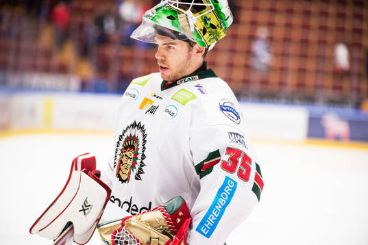 Frölundas målvakt Linus Fernström deppar