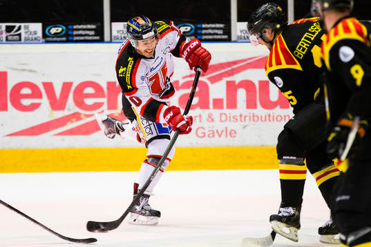 Örebros Derek Ryan med ett skott