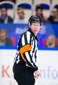 Domare Pehr Claesson sträcker ut tungan