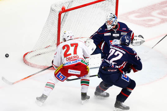 Modos Peter Öberg med en målchans