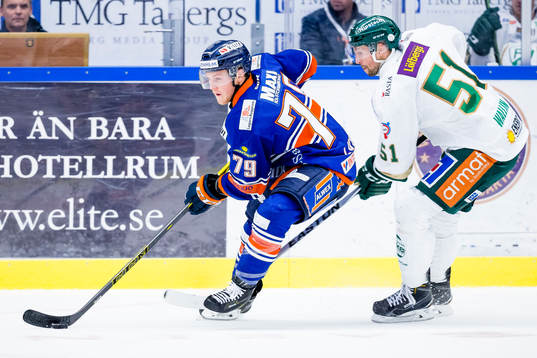 Växjös Patrik Lundh jagas av Färjestads Rickard Wallin